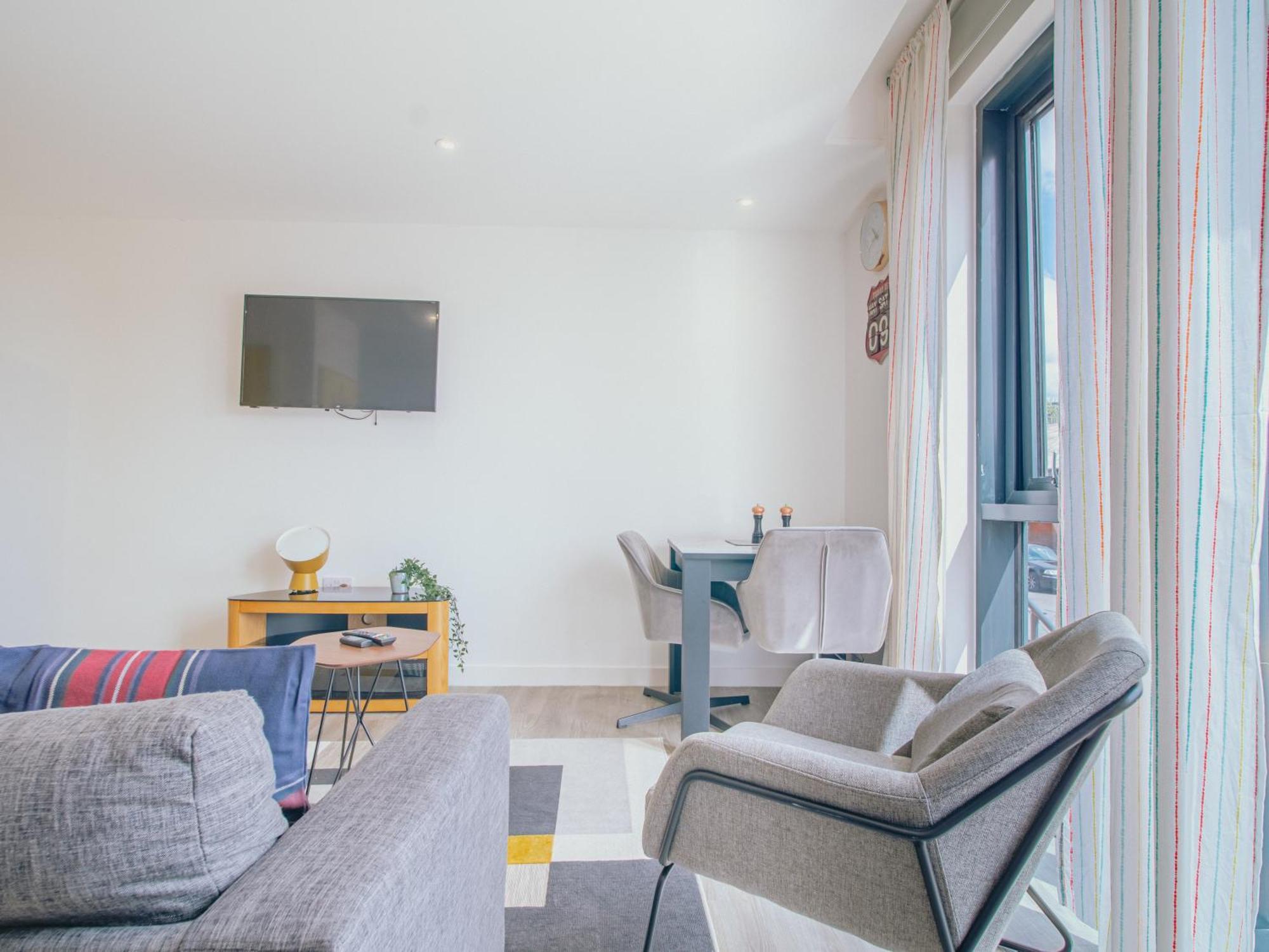 Apartment Vibrant Bright Sleeps 2