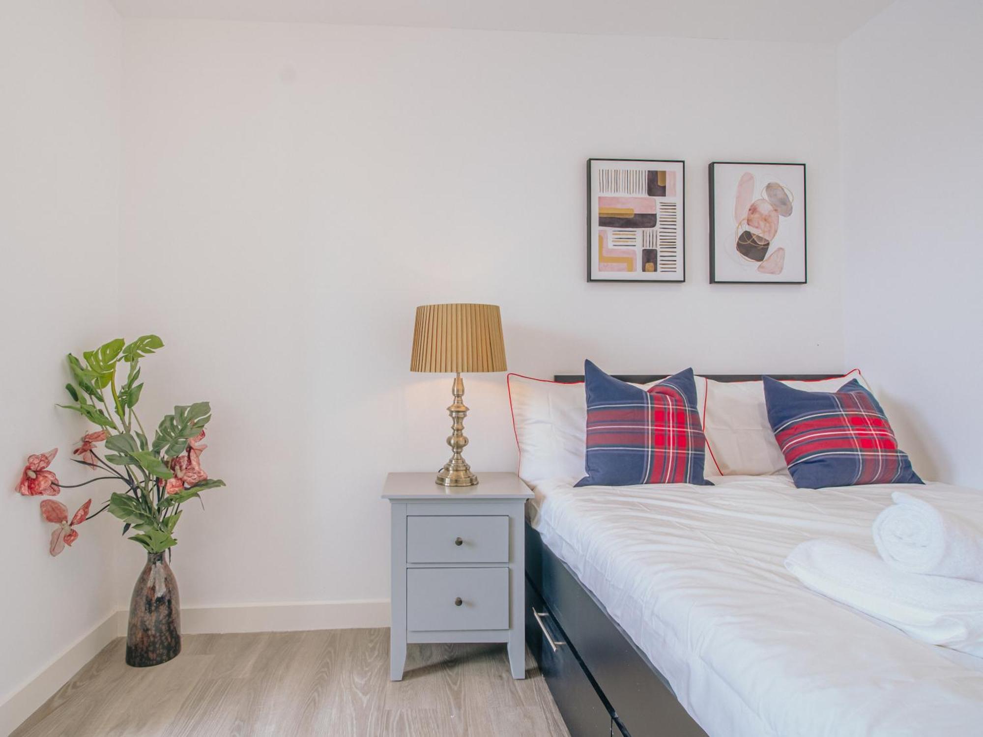 Vibrant Bright Sleeps 2 Apartment *