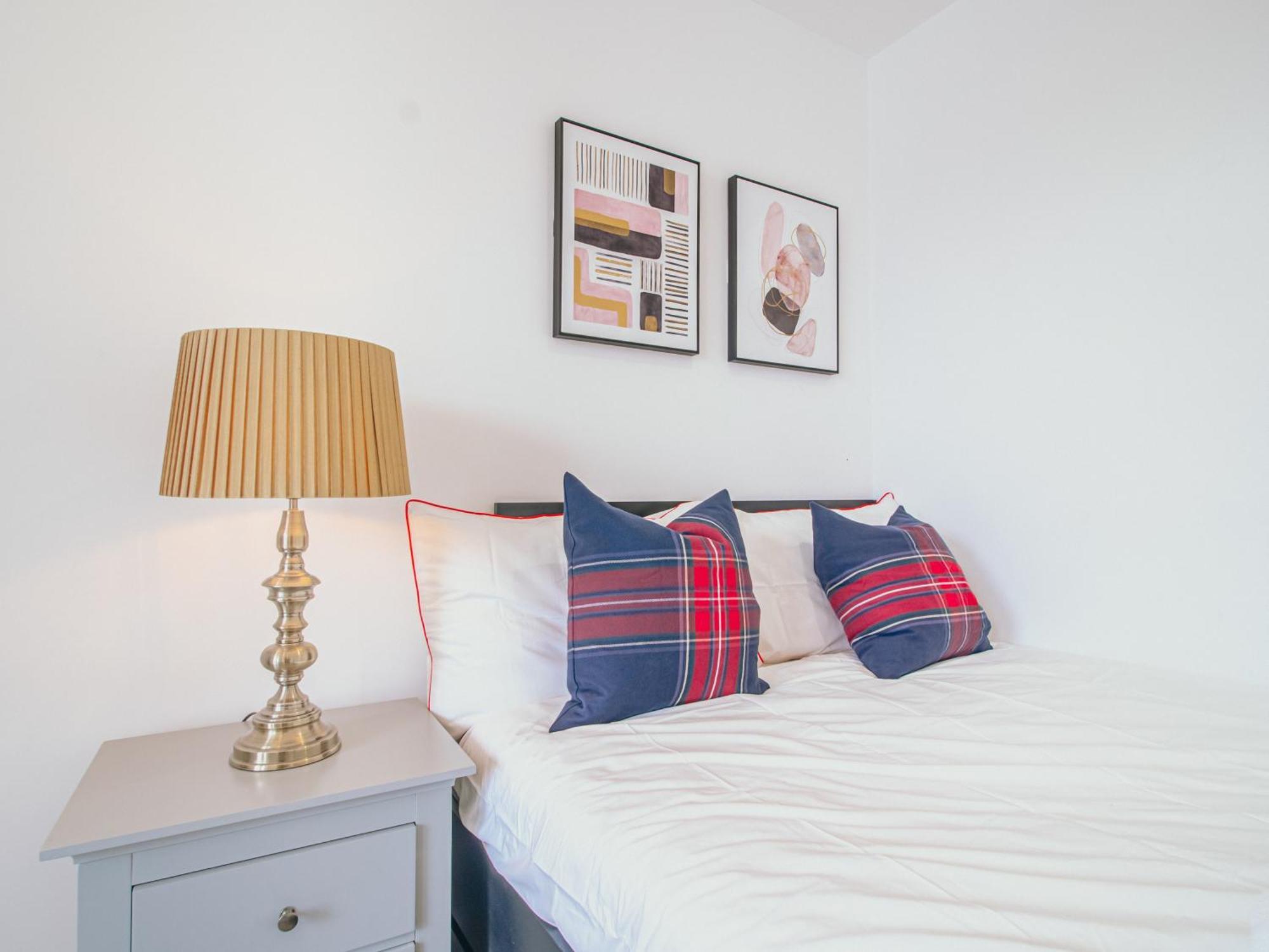 Apartment Vibrant Bright Sleeps 2